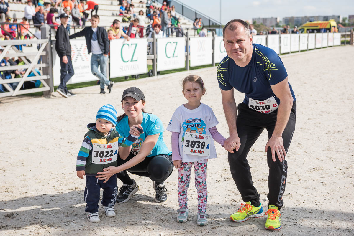 Šťastná rodina počas Pomlé Run